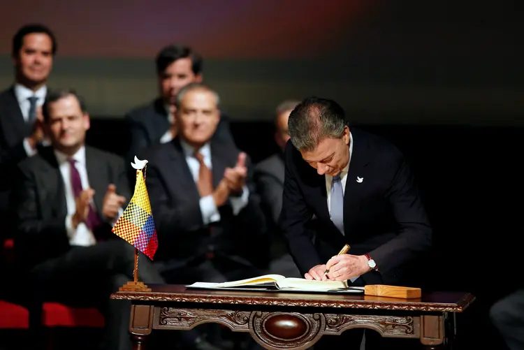 BUSCA PELA PAZ: o presidente colombiano, Juan Manuel Santos, e o líder das Farc, Rodrigo &#8220;Timoshenko&#8221;, assinam novo acordo de paz em Bogotá  / Jaime Saldarriaga/Reuters