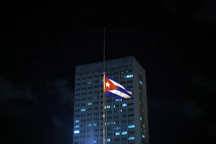 CUBA: bandeira hasteada a meio-mastro no Malecón, cartão-postal da capital Havana; luto pela morte de Fidel Castro se estende até domingo / Carlos Barria/Reuters (Carlos Barria/Reuters/Reuters)