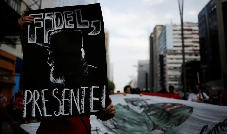 BRASIL: Em São Paulo, no último domingo, manifestação contra a PEC 55 teve cartaz de homenagem ao cubano Fidel Castro / Nacho Doce / Reuters
