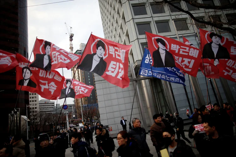 PARK NA BERLINDA: manifestantes protestam contra a presidente sul-coreana Park Geun-Hye, acusada de permitir que uma amiga se envolvesse em assuntos do governo e manipulasse empresas / Kim Hong-Ji/Reuters