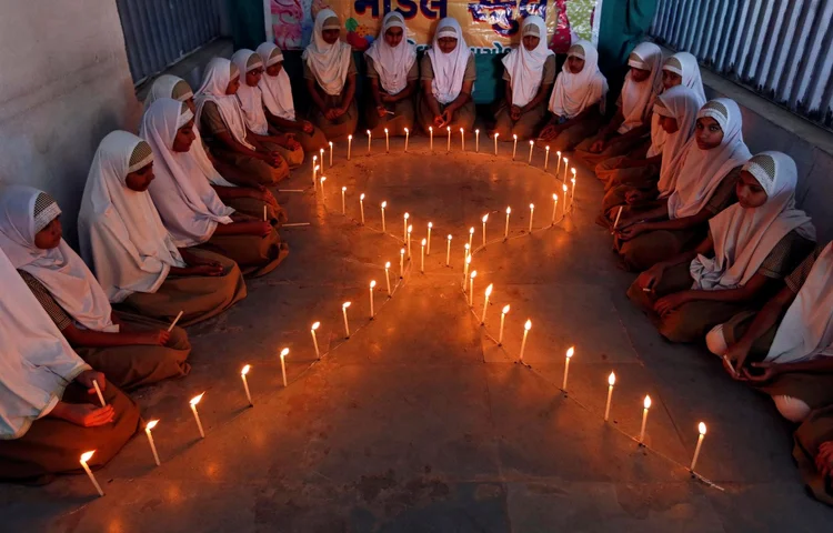AIDS: na Índia, garotas acendem velas na escola por campanha de combate à doença  / Amit Dave/ Reuters