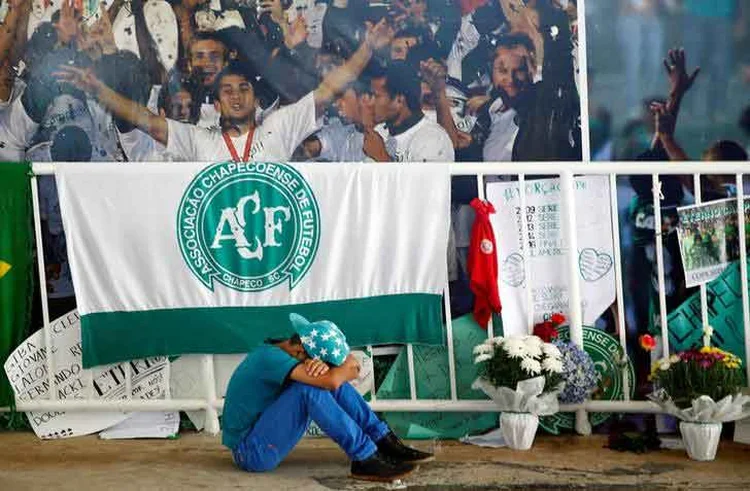 CHAPECOENSE: Torcedores fazem vigília na Arena Condá desde a terça-feira 29 / REUTERS/Ricardo Moraes
