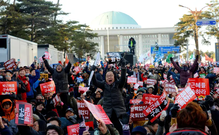 PROTESTOS CONTRA PARK: população protesta a favor do impeachment da presidente Park Geun-hye na Coreia do Sul / Reuters