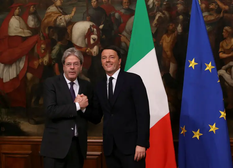 NOVO PREMIÊ: o ministro das Relações Exteriores da Itália, Paolo Gentiloni (à esq.), substitui Matteo Renzi (à dir.) como primeiro-ministro italiano  / Alessandro Bianchi/Reuters