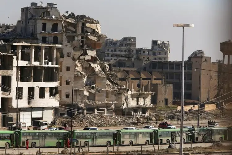 ALEPO: Ônibus chegam à cidade síria para retirar rebeldes após acordo de cessar-fogo / Omar Sanadiki/Reuters