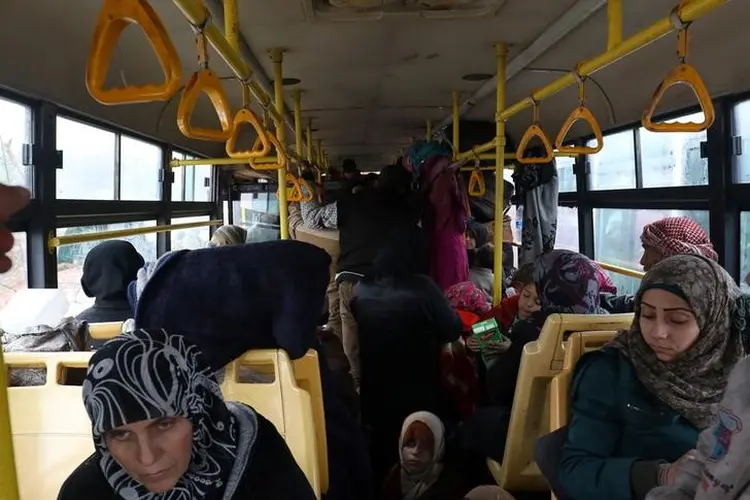 COMBOIO: civis deixam cidade de Alepo em ônibus comandados pelo exército sírio; evacuação foi encerrada nesta quinta-feira / Ammar Abdullah/Reuters