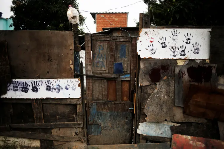 Porta de uma casa em uma favela, no Rio de Janeiro / Nacho Doce/Reuters (Nacho Doce/Reuters)