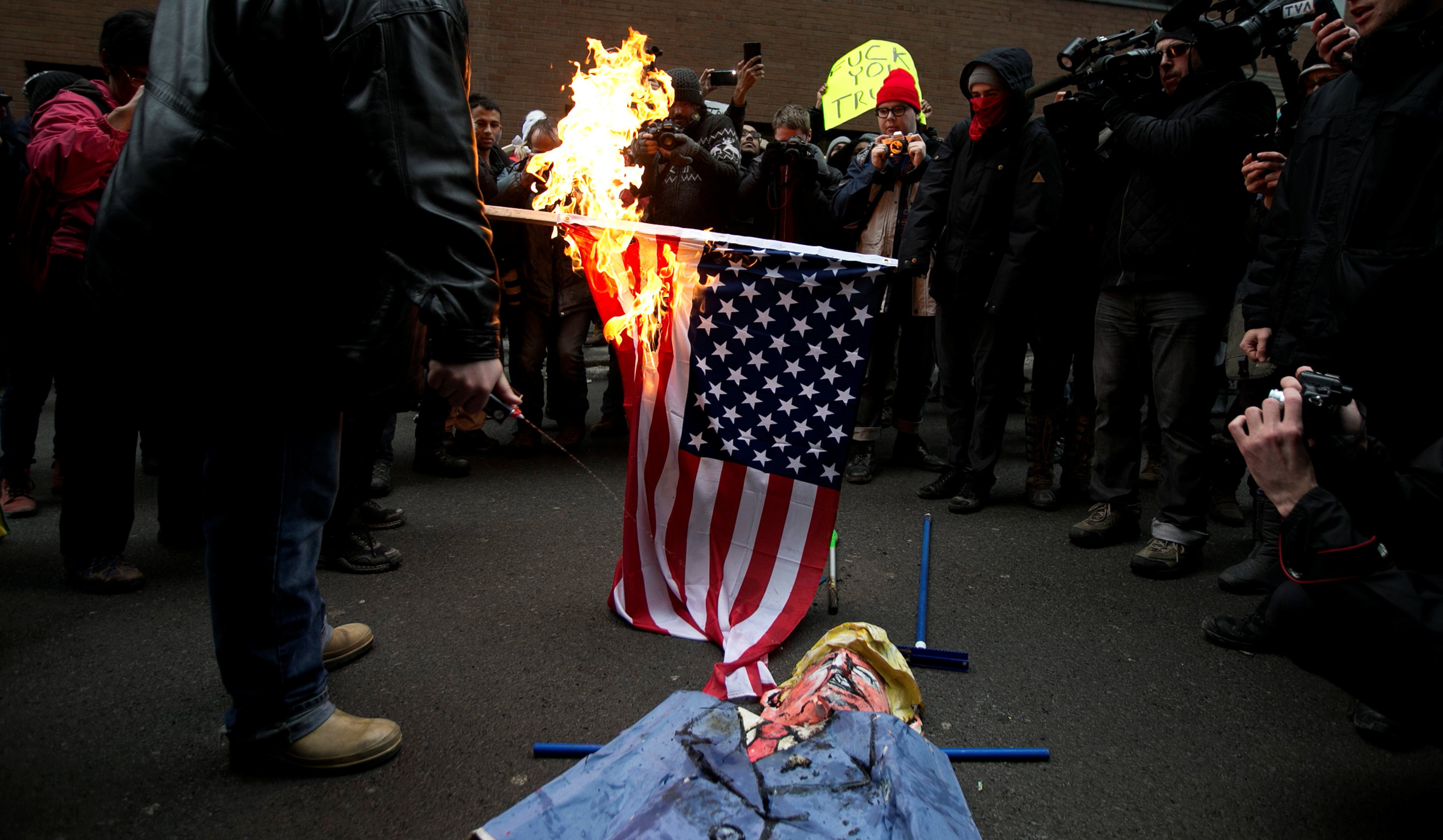 Protestos contra Trump; IPO da Volvo?&