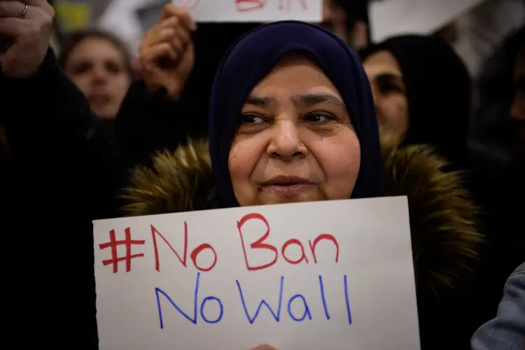 MUÇULMANOS PROIBIDOS: mulher muçulmana segura cartaz em protesto a decisão de Trump. Decreto gerou inúmeros protestos nos EUA / Charles Mostoller/Reuters (Charles Mostoller/Reuters)