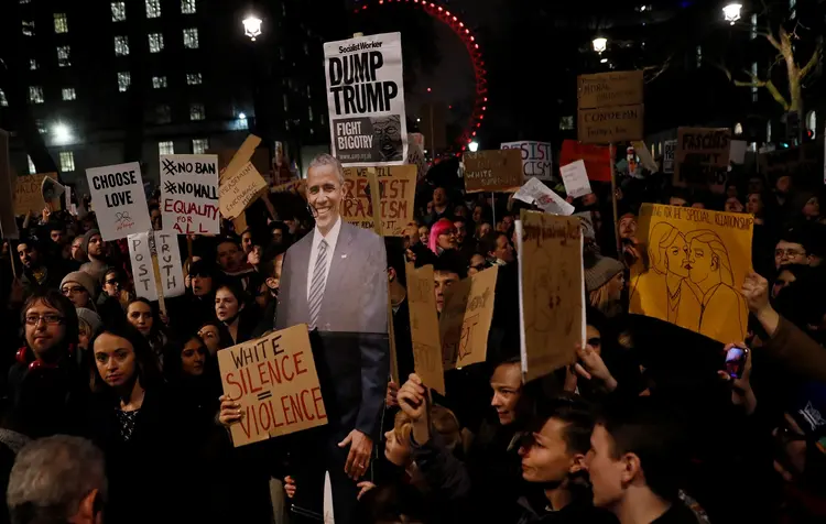 PROTESTO: em Londres, manifestantes foram às ruas nesta segunda-feira contra a política imigratória de Trump / Stefan Wermuth/Reuters