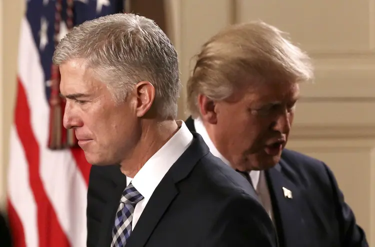 NEIL GORSUCH: o juiz federal Neil Gorsuch se aproxima do pódio para discursar depois de ter sido anunciado por Donald Trump / Carlos Barria/Reuters