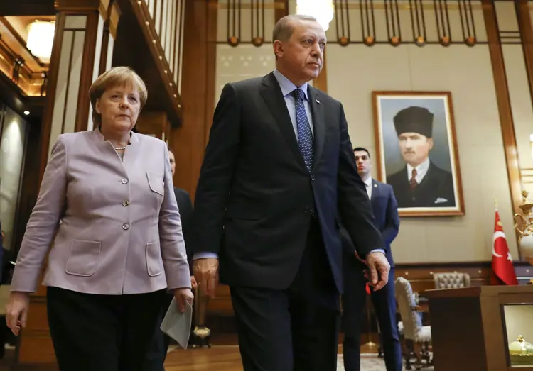 MERKEL E ERDOGAN: chanceler alemã se disse preocupada com a liberdade na Turquia / Umit Bektas/Reuters