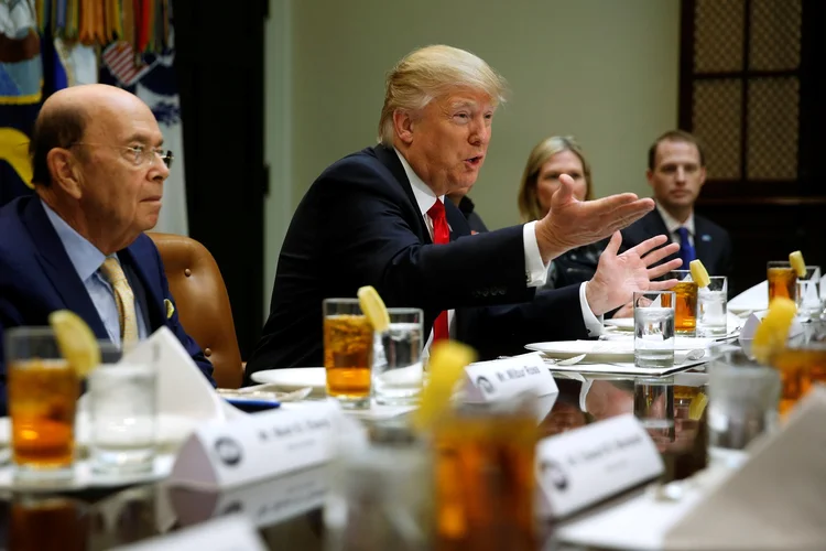 DONALD TRUMP: presidente americano em reunião com representantes da montadora Harley-Davidson, nesta quinta-feira / Jonathan Ernst/Reuters