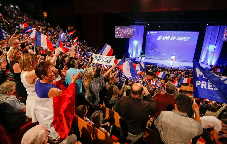 &#8220;EM NOME DO POVO&#8221;: Apoiadores da candidata Marine Le Pen em lançamento da campanha presidencial / Robert Pratta/Reuters