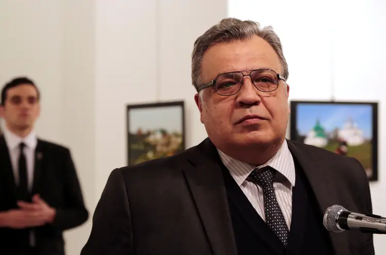 ANDREI KARLOV: embaixador russo na Turquia foi morto em dezembro, mas os dois países estreitam aliança / Burhan Ozbilici, The Associated, Panos Pictures/Courtesy of World Press Photo Foundation/Handout via Reuters