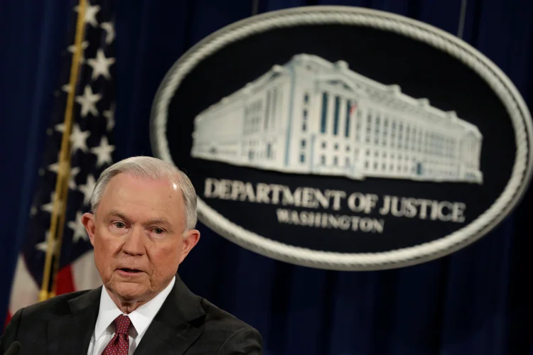 JEFF SESSIONS: opositores pedem a renúncia de secretário de Justiça de Trump  / 