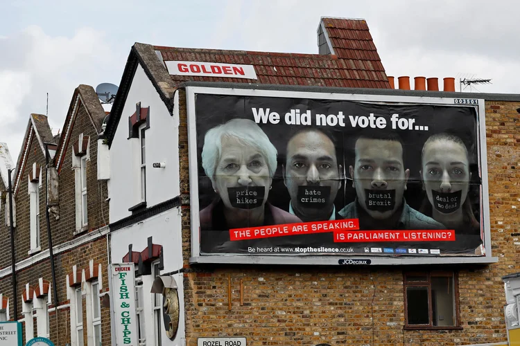 LONDRES: Outdoor em protesto à forma como o Brexit está sendo conduzido pelo parlamento britânico / Stefan Wermuth/Reuters