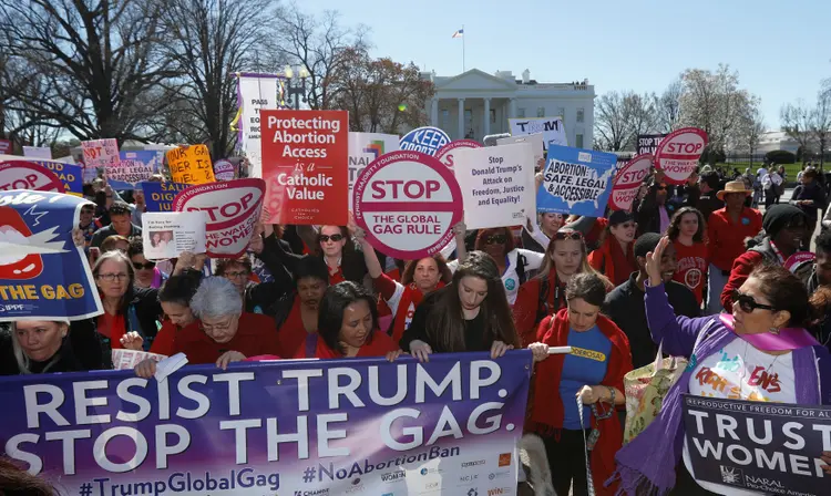 DIA DA MULHER: manifestantes protestam contra o presidente Donald Trump em frente à Casa Branca / 