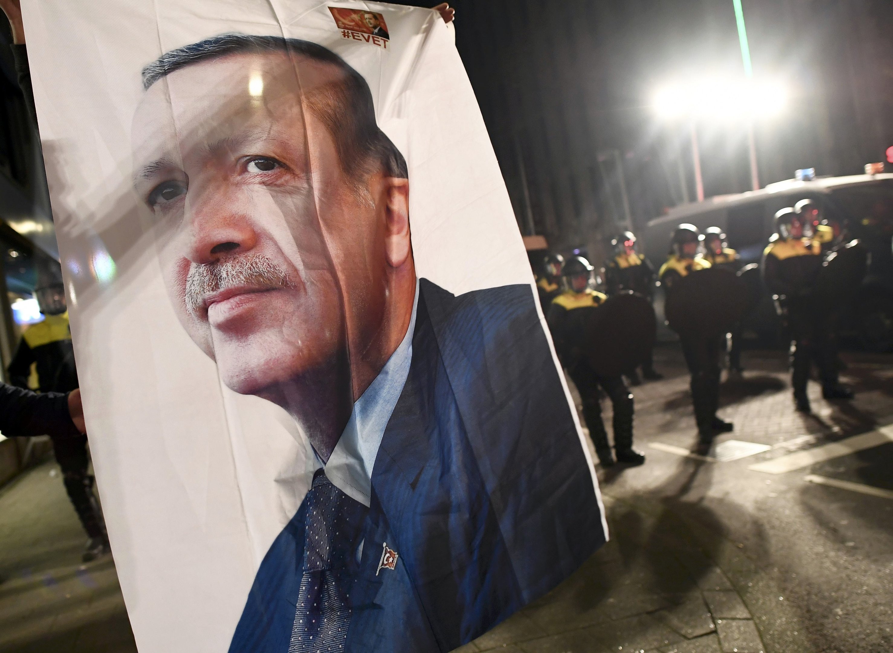 Erdogan x Holanda; Brexit: vitória&