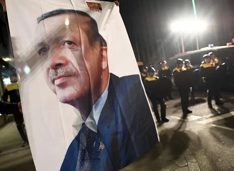 ERDOGAN: presidente turco chamou Holanda de &#8220;nazista&#8221;. Na imagem, manifestantes seguram cartaz com foto do presidente em protesto  / Dylan Martinez/Reuters