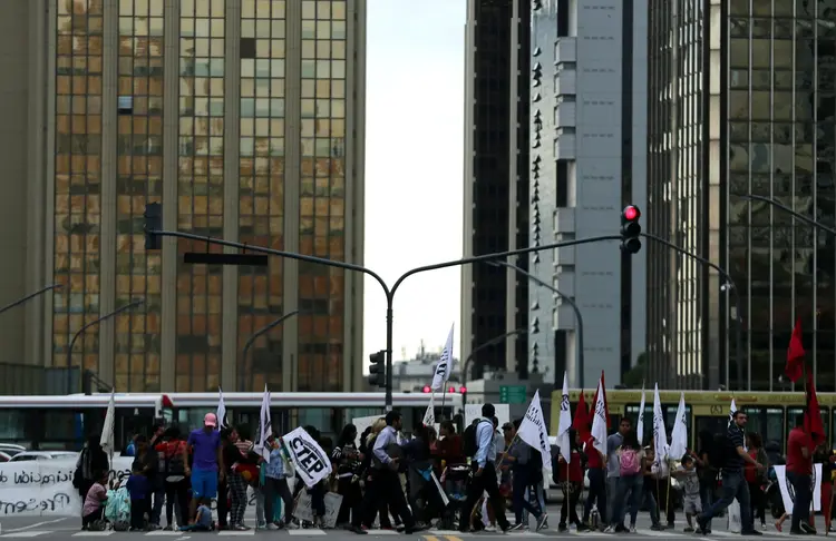 BUENOS AIRES: manifestantes fecham avenida em protesto contra desemprego, em 15 de março / Marcos Brindicci/Reuters