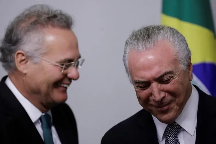 RENAN CALHEIROS E MICHEL TEMER: depois de criticar o presidente, senador deixou a liderança do PMDB no Senado /  (Ueslei Marcelino/Reuters)