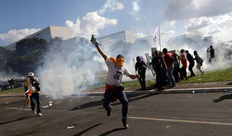PROTESTOS EM BRASÍLIA: A escalada do confronto fez Temer autorizar o uso do Exército para conter manifestantes / REUTERS/Ueslei Marcelino