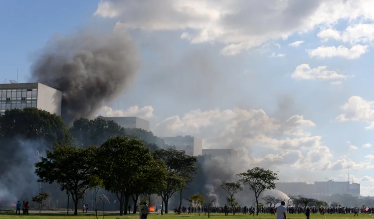 BRASÍLIA: Fumaça sobe perto do prédio do Ministério da Agricultura durante protesto contra o presidente Michel Temer &#8211; 24/05/2017  / Paulo Whitaker/Reuters