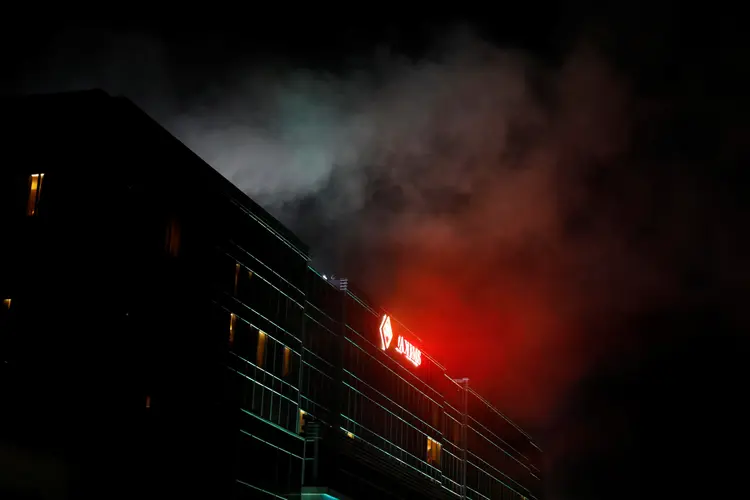 Fumaça vista no World Resorts em Pasay, Manila, nas Filipinas, dia 02/06/2017 (Erik De Castro/Reuters)