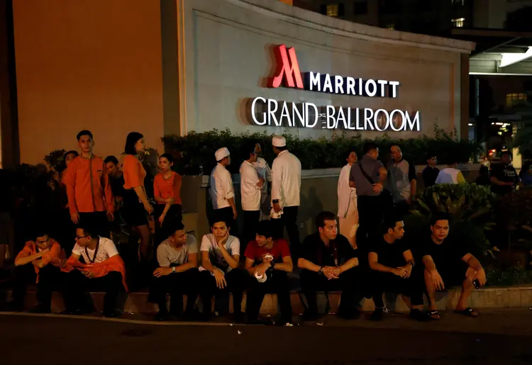 Funcionários evacuados do World Resorts em Manila, Filipinas, após ataque, dia 02/06/2017 (Erik De Castro/Reuters)