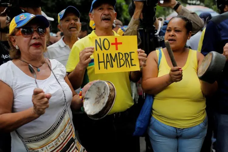 Manifestantes protestam contra fome na Venezuela (Marco Bello/Reuters)