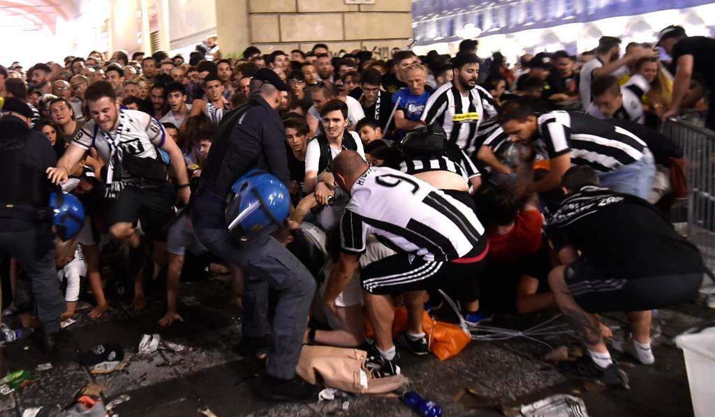Torcedores do Juventus saem correndo da praça San Marco, em Turim, na Itália: multidão estava assistindo à final da Liga dos Campeões em um telão (Giorgio Perottino/Reuters)