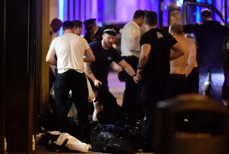 Policiais atendem a um incidente na Ponte de Londres (Hannah McKay/Reuters)