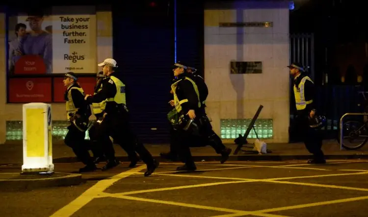 Policiais atendem a um incidente na Ponte de Londres (Hannah McKay/Reuters)