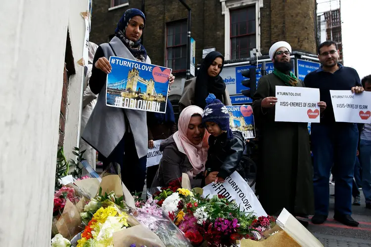Homenagem às vítimas do ataque em Londres: nacionalidades dos outros dois autores de ataques ainda não são conhecidas (Peter Nicholls/Reuters)