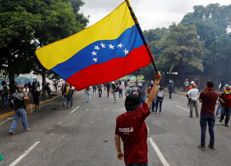Venezuela: o governo Maduro classifica os manifestantes como golpistas violentos apoiados pelos EUA (Carlos Garcia Rawlins/Reuters)