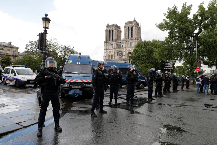 Polícia francesa: segundo uma fonte da polícia francesa, o homem teria tentado agredir um policial com o martelo (Philippe Wojazer/Reuters)