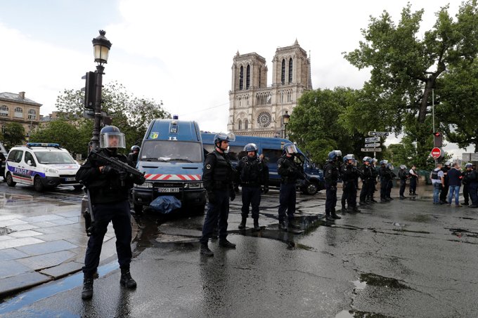 Polícia atira em homem com martelo na catedral de Notre Dame