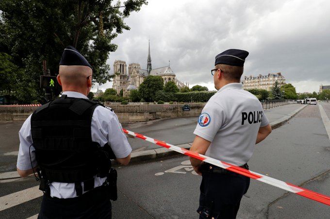 Situação na Catedral de Notre Dame está "controlada", diz polícia