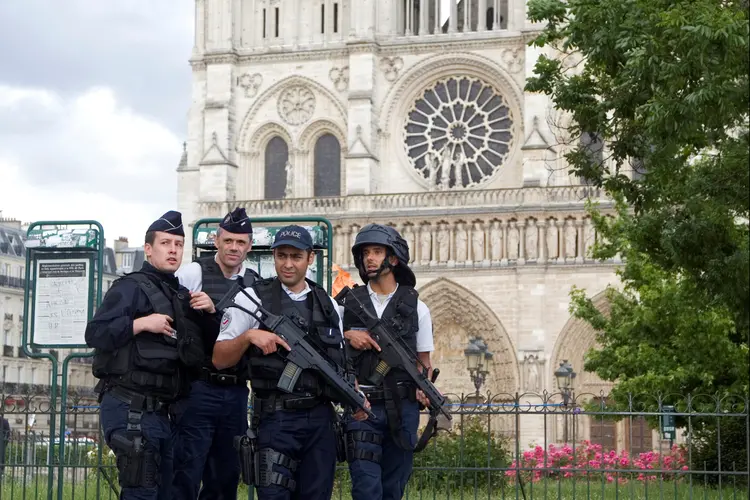 Policiais franceses em frente à Catedral de Notre Dame, em Paris, após ataque em 06/06/2017 (Charles Platiau/Reuters)