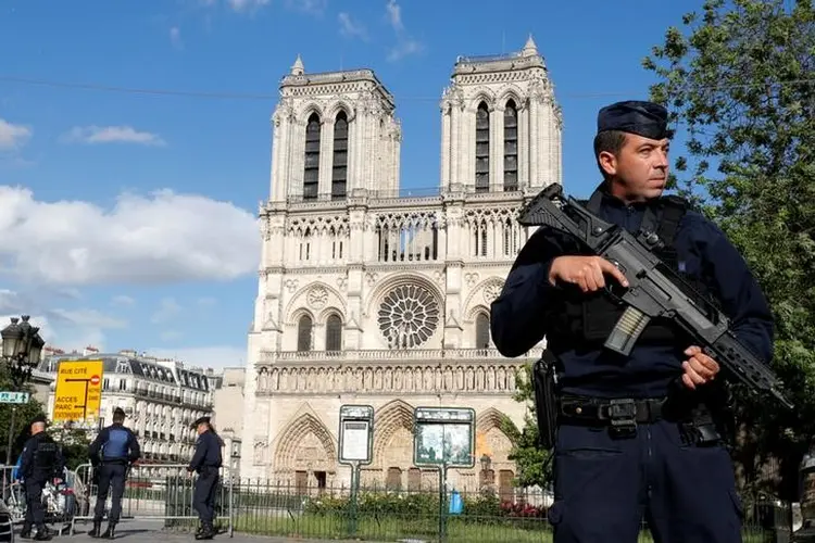 Policial em frente a Notre Dame: segundo as primeiras investigações, o homem atuou sozinho no momento do ataque (Philippe Wojazer/Reuters)