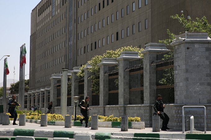 Parlamento do Irã e mausoléu de Aiatolá são alvos de ataques
