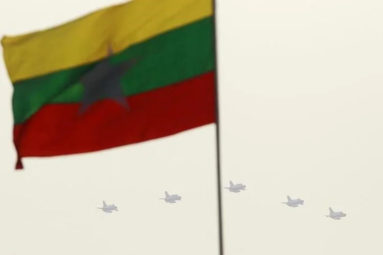 Avião: ao menos seis barcos da Marinha e três aviões participam de uma missão de busca e resgate (Soe Zeya Tun/Reuters)