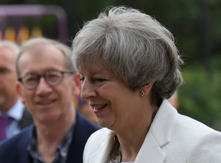 THERESA MAY: Primeira-ministra britânica ao lado do marido, Philip, ao sair da votação / Toby Melville/Reuters