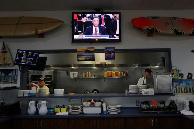 Depoimento passa em restaurante: os bares mudaram dos canais esportivos para as emissoras de notícia (Mike Blake/Reuters)