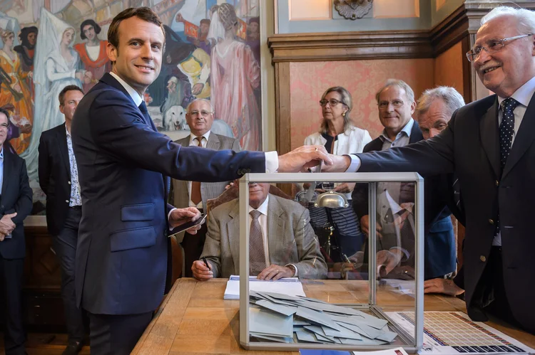 Emmanuel Macron: Presidente francês votou na eleição parlamentar, neste domingo (Christophe Petit Tesson/Reuters)