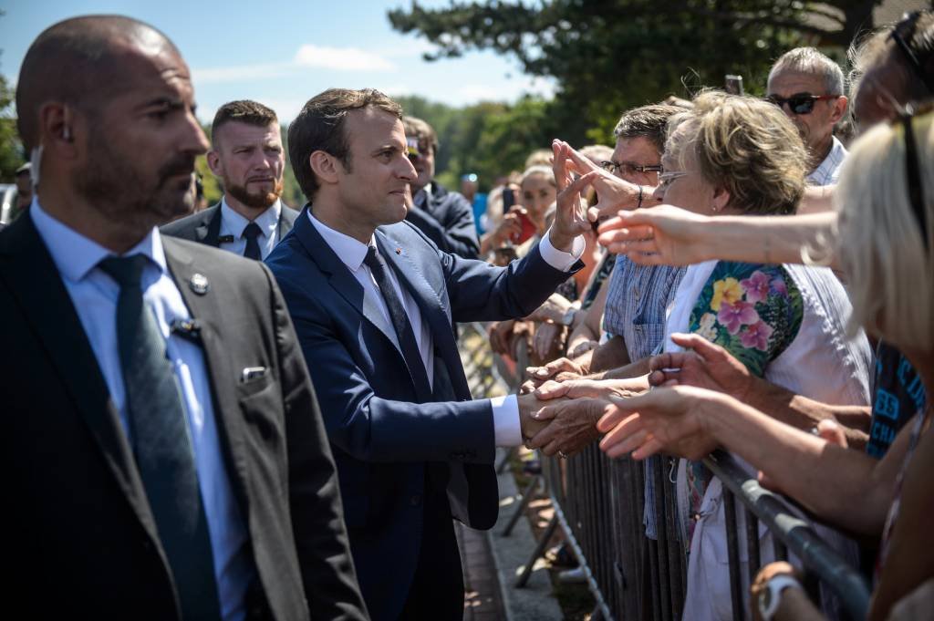Macron atrai multidão ao votar na eleição legislativa da França