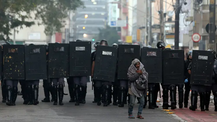 Operação na Cracolândia: Polícia fez nova operação para dispersar usuários da Praça Princesa Isabel (Paulo Whitaker/Reuters)