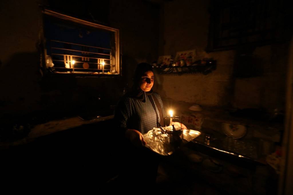 Israel começa a reduzir fornecimento de eletricidade a Gaza