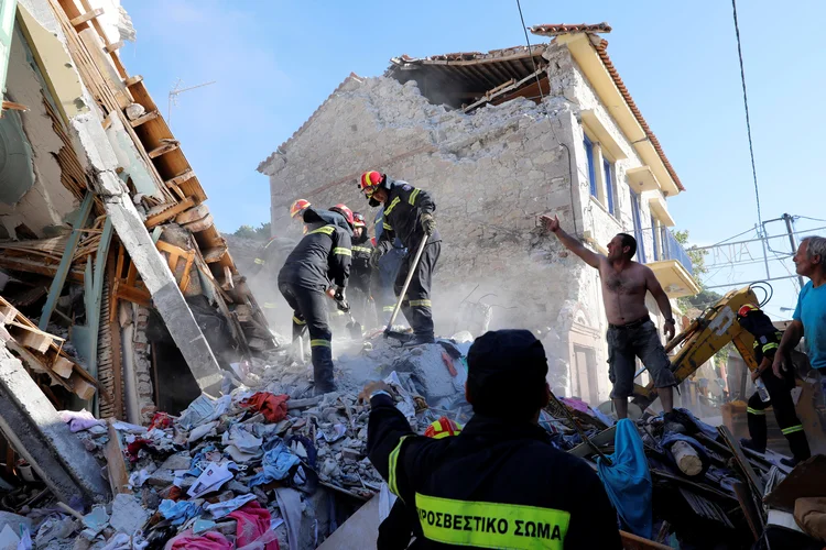 Equipe de resgate: prédio desabou na ilha de Lesbos, na Grécia (Giorgos Moutafis/Reuters)